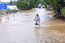 Ảnh: Lũ rút hai ngày, hàng nghìn dân Bình Định vẫn bị cô lập