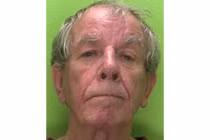 Anh hùng không quân xộ khám vì xâm hại trả em