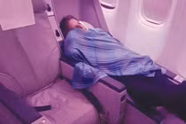 Cơ trưởng bỏ mặc hành khách ngủ giữa chuyến bay 