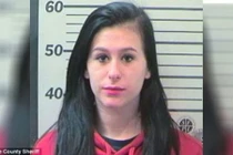 Con trai khóc thét khi thấy mẹ lên cơn co giật vì phê ma túy