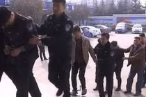 4 thanh niên oẳn tù tì thay phiên nhau hiếp dâm một cô gái