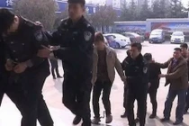 4 thanh niên oẳn tù tì thay phiên nhau hiếp dâm một cô gái