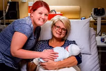 Đằng sau câu chuyện mẹ 46 tuổi mang thai hộ con gái