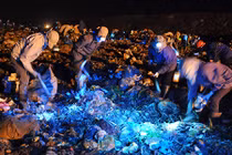 Ảnh: Mò phế liệu đêm ở bãi rác khổng lồ giữa Hà Nội