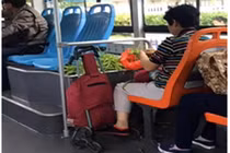 Những hình ảnh hài hước “không tin nổi” trên xe buýt