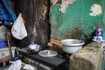 Chùm ảnh: Hãi hùng cây trăm tuổi mọc xuyên nhà dân Sài Gòn