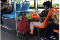 Những hình ảnh hài hước “không tin nổi” trên xe buýt