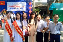 Cô giáo 9X dạy Địa liên tục bị chụp lén vì quá xinh