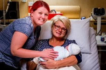 Đằng sau câu chuyện mẹ 46 tuổi mang thai hộ con gái