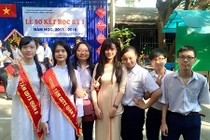 Cô giáo 9X dạy Địa liên tục bị chụp lén vì quá xinh