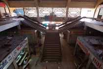 Tiểu thương hối hả dọn hàng trước ngày đóng cửa chợ Bình Tây