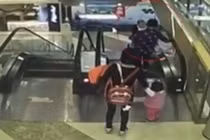 Bà vô ý đánh rơi cháu khỏi thang cuốn, em bé chết thương tâm