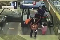 Bà vô ý đánh rơi cháu khỏi thang cuốn, em bé chết thương tâm