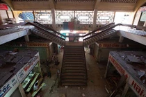 Tiểu thương hối hả dọn hàng trước ngày đóng cửa chợ Bình Tây