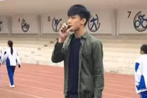 Thầy giáo thể dục đẹp trai từ chối chụp ảnh cùng nữ sinh