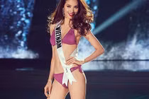 Tranh cãi màn trình diễn bikini của Phạm Hương: “Điệu” hay “chất”?