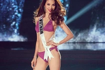 Tranh cãi màn trình diễn bikini của Phạm Hương: “Điệu” hay “chất”?