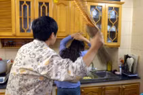 Rợn người nghịch tử ác hơn quỷ dữ đày đọa mẹ già