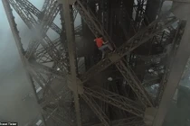 3 thanh niên Nga quyết đấu thần chết trên đỉnh tháp Eiffel