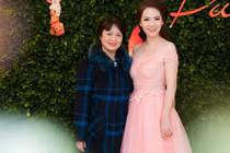 Bất ngờ với nhan sắc trẻ đẹp của mẹ ruột Đan Lê