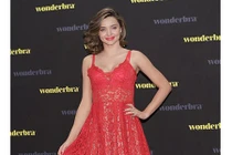 Miranda Kerr duyên dáng như đóa hồng với đầm ren gợi cảm