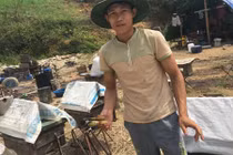 Cuộc đời "lạ" của thợ săn ong lấy mật