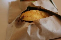 Hiểm hoạ khôn lường từ giấy gói thức ăn nhanh