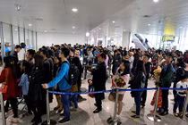 Sân bay Nội Bài chật cứng hành khách từ nước ngoài về ăn Tết
