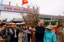 Các đại sứ nước ngoài ăn Tết Việt