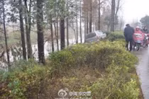 Đâm vào bụi cây vì hôn nhau trên xe như Hậu duệ mặt trời