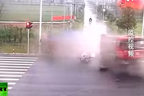 Cú nhảy thần kỳ thoát chết trong tai nạn xe tải mất lái