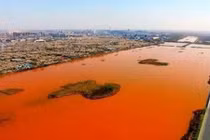 Hoảng hốt với những dòng sông bất ngờ hóa đỏ