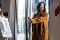 Cô gái đi khắp thế giới mua sắm khiến chị em phát nghen