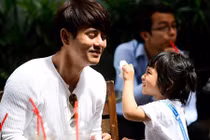 Khoảnh khắc hạnh phúc của Ưng Đại Vệ bên con gái