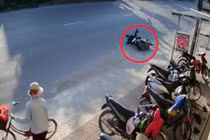Clip trộm xe máy bị té ngã khi đang tẩu thoát