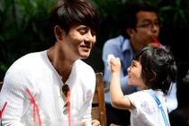 Khoảnh khắc hạnh phúc của Ưng Đại Vệ bên con gái