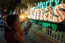 Người dân TP HCM tấp nập xuống phố chơi Giáng sinh sớm