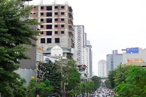 Ngán ngẩm toà nhà xây dựng ì ạch gần 10 năm giữa thủ đô