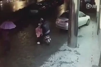 Người đi đường thờ ơ nhìn cô gái bị sàm sỡ