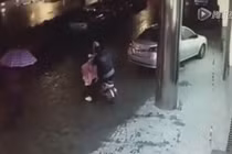 Người đi đường thờ ơ nhìn cô gái bị sàm sỡ