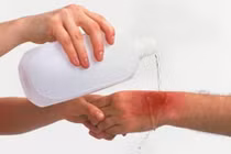 Họng tổn thương trầm trọng khi dùng nước muối quá mặn 