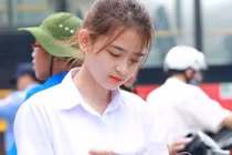 Thêm nữ sinh bất ngờ nổi tiếng sau khi bị chụp lén