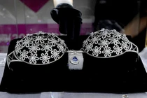 Cận cảnh áo ngực 35 tỷ đồng đính 2.500 viên kim cương