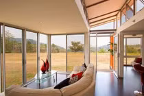 Những ngôi nhà tiện nghi, độc đáo được thiết kế từ container