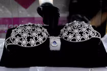 Cận cảnh áo ngực 35 tỷ đồng đính 2.500 viên kim cương