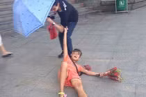 Choáng váng cô gái ôm chân ép khách mua hoa