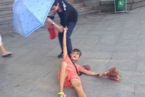 Choáng váng cô gái ôm chân ép khách mua hoa