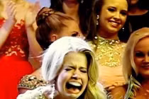 Những khoảnh khắc đăng quang hoa hậu khôi hài nhất lịch sử