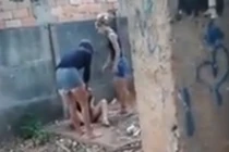 Nhóm nữ sinh đánh bạn suốt 4 tiếng, đào huyệt dọa chôn sống