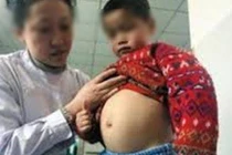 Sốc nặng bé 4 tuổi mang thai khiến cha mẹ ngất xỉu